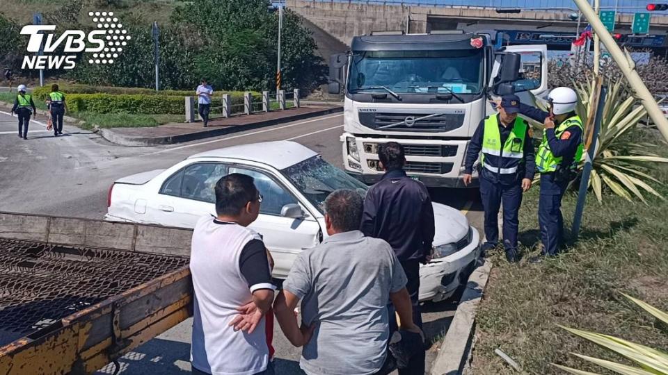 警消人員獲報趕往現場，出動破壞機具將駕駛救出。（圖／TVBS）