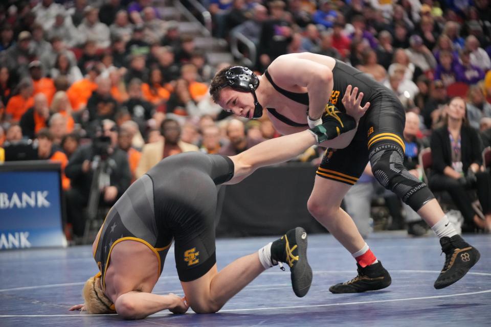 Waverly-Shell Rock's Bas Diaz and Southeast Polk's Logan Trenary wrestle during the 3A-150 final on Feb. 17 at Wells Fargo Arena.