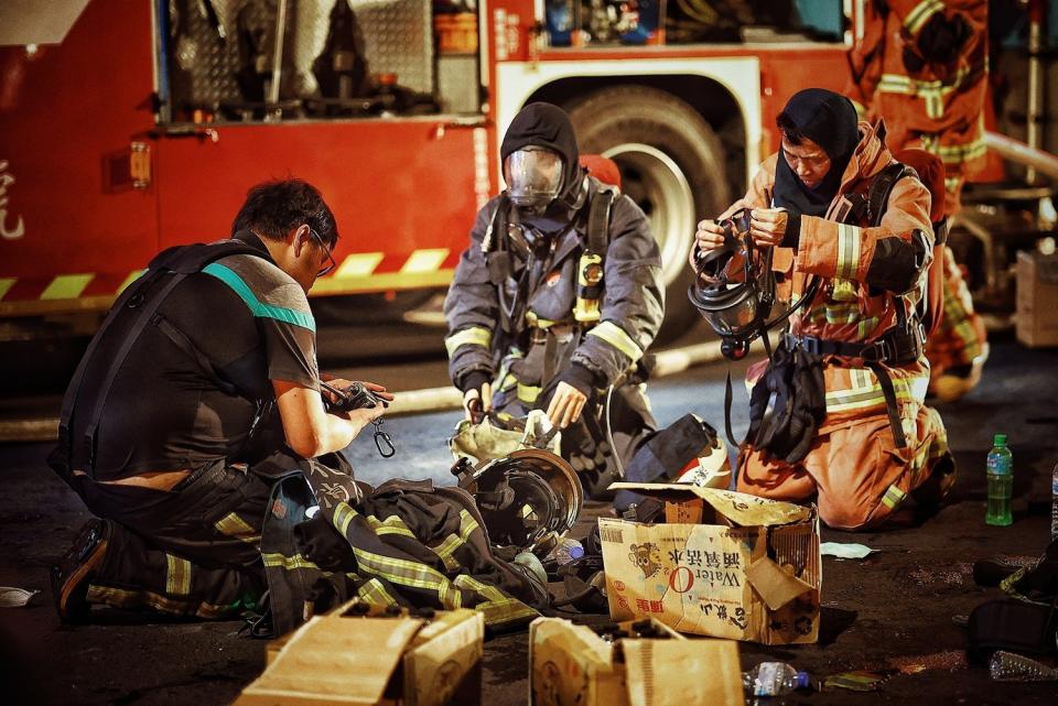 消防人員正在著裝，身上背著數十公斤重的裝備   圖：翻攝JJ Nian臉書