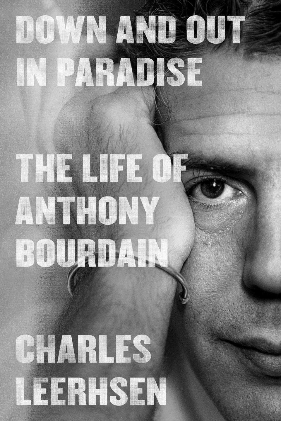 En esta imagen proporcionada por Simon & Schuster "Down and Out in Paradise: The Life of Anthony Bourdain" de Charles Leerhsen. (Simon & Schuster vía AP)