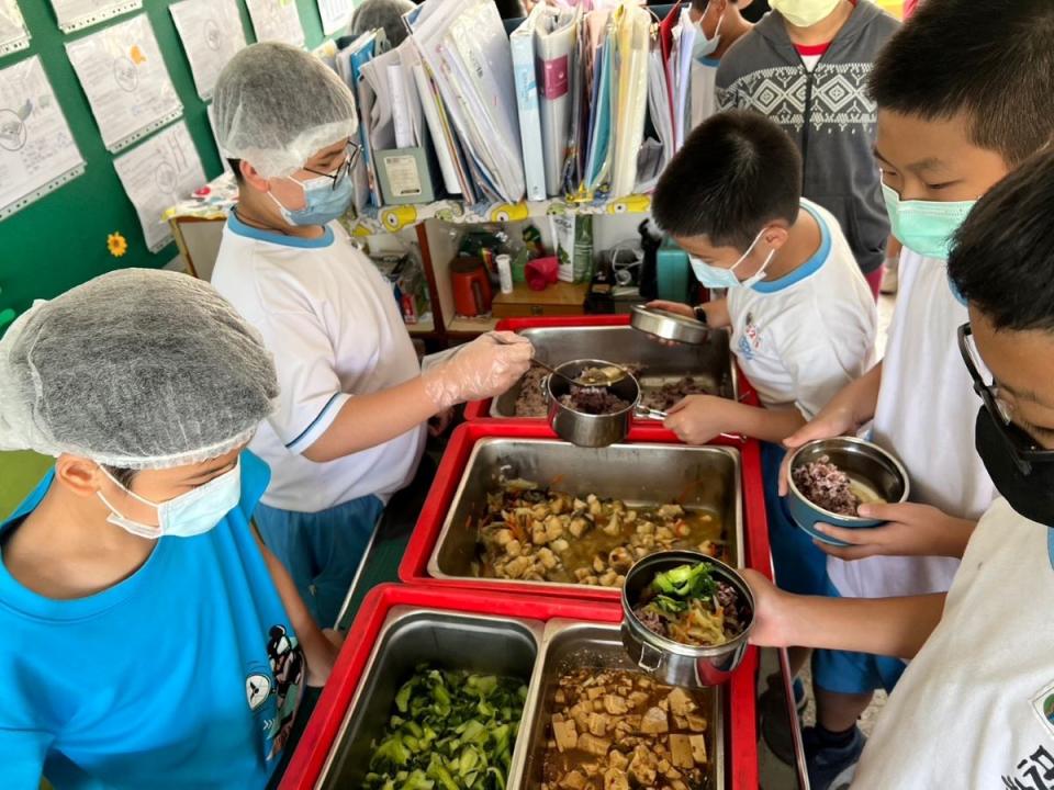 「班班吃石斑魚」！屏東縣政府表示，上學期，全縣已有206所國中小學生營養午餐吃到石斑魚料理。（圖：屏東縣教育處提供）