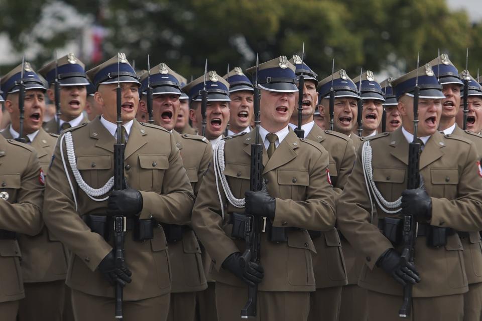 Polscy żołnierze śpiewają hymn narodowy podczas obchodów Święta Wojska Polskiego w Warszawie, poniedziałek, 15 sierpnia 2022 r. (AP Photo/Michal Dyjuk)