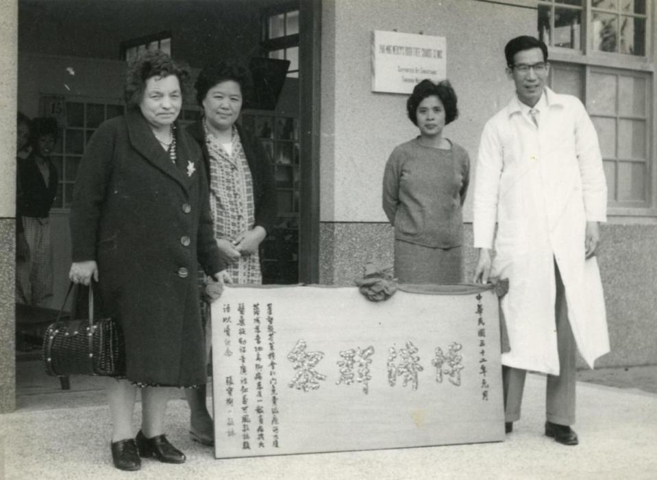 照片為1963年「憐憫之門」受贈匾額時合影，左1為孫理蓮、左2為王金河妻子毛碧梅、右1為王金河。（基督教芥菜種會提供）