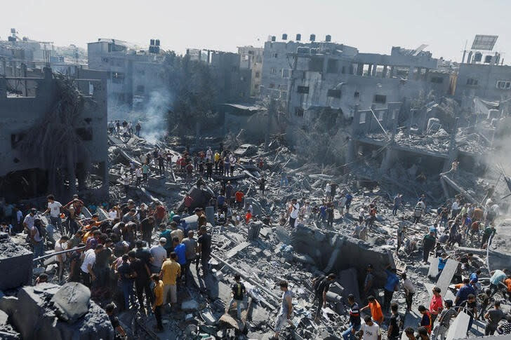 Palestinos buscan a víctimas entre los escombros de un área bombardeada por Israel durante el conflicto con Hamás. Khan Younis, sur de la Franja de Gaza. Octubre 26, 2023. REUTERS/Ibraheem Abu Mustafa