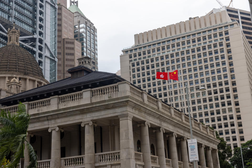 香港終審法院一周內有三位法官先後辭職。 (資料照／Simon Jankowski/NurPhoto Via Getty Images)Peoples Republic of China flag and the Hong Kong SAR flag fly above the Court of Final Appeal   in Hong Kong, China, on October 12, 2021. (Photo by Simon Jankowski/NurPhoto via Getty Images)