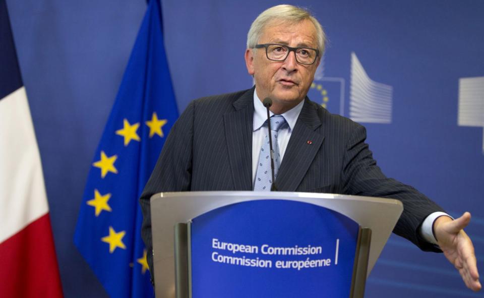 El presidente de la Comisión Europea Jean-Claude Juncker habla durante una rueda de prensa en la sede central de la Unión Europea en Bruselas el lunes 16 de octubre (AP Photo / Virginia Mayo).