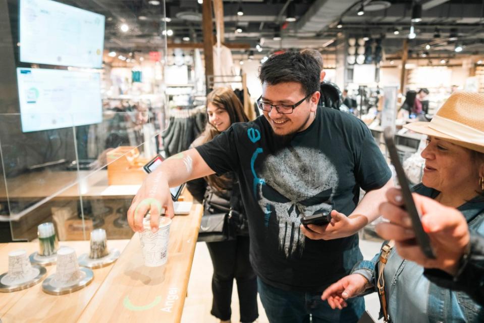 Customers love Jarvis the robot coffee maker at Muji in Hudson Yards. Stefano Giovannini for N.Y.Post