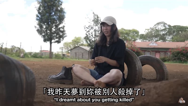 Gigi的台灣媽媽擔心密她說：「我昨天夢到妳被人殺掉，我覺得妳就是相信這世界上都是好人。」（圖／翻攝自托哥YouTube）