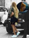 <p>Beyoncé se promenait avec une coque Chaos sur laquelle on retrouve ses initiales, à l’occasion d’une séance de shopping à Beverly Hills en février. (Photo : Fameflynet) </p>