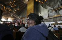 En esta imagen, tomada el 23 de diciembre de 2016, Tamara Alcalá Domínguez visita la Basílica de Guadalupe en la Ciudad de México, durante el primer viaje de Alcalá a su país desde que partió a Estados Unidos siendo una niña. Alcalá no sabe qué hará si Trump le saca el DACA. Pero tras su regreso a Estados Unidos y mientras se vuelve a habituar a su vida en el país que considera su casa, Alcalá tiene un mensaje para el presidente Trump: "¿Qué es lo peor que puede hacer, mandarme de vuelta a México? Ahora sé que puedo salir adelante (en México) o en Estados Unidos. Me saqué un gran peso de encima al perderle el miedo a México". (AP Foto/ Marco Ugarte)