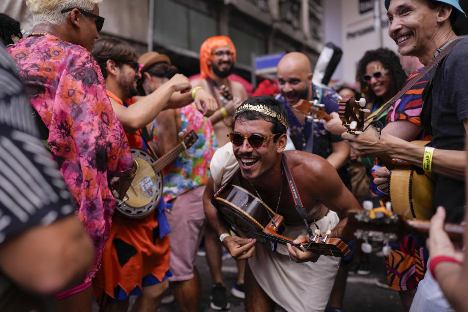 Músicos actúan en la fiesta Cordao do Boitata previa al Carnaval en Río de Janeiro, Brasil, el domingo 4 de febrero de 2024. (AP Foto/Silvia Izquierdo)