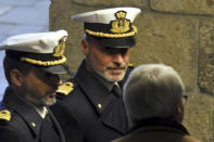 Ya en tierra, Schettino recibe una llamada del capitán Gregorio De Falco (foto), responsable de la capitanía del puerto de Livorno. El viejo marinero increpa al comandante del Costa Concordia: “Mire Schettino, quizás usted se haya salvado del mar, pero ahora le va a ir mal… Yo voy a hacer que lo pase muy mal. Suba a bordo, ¡carajo!” La última frase –Vada a bordo, cazzo! – se transformó después en un fenómeno viral en Italia.