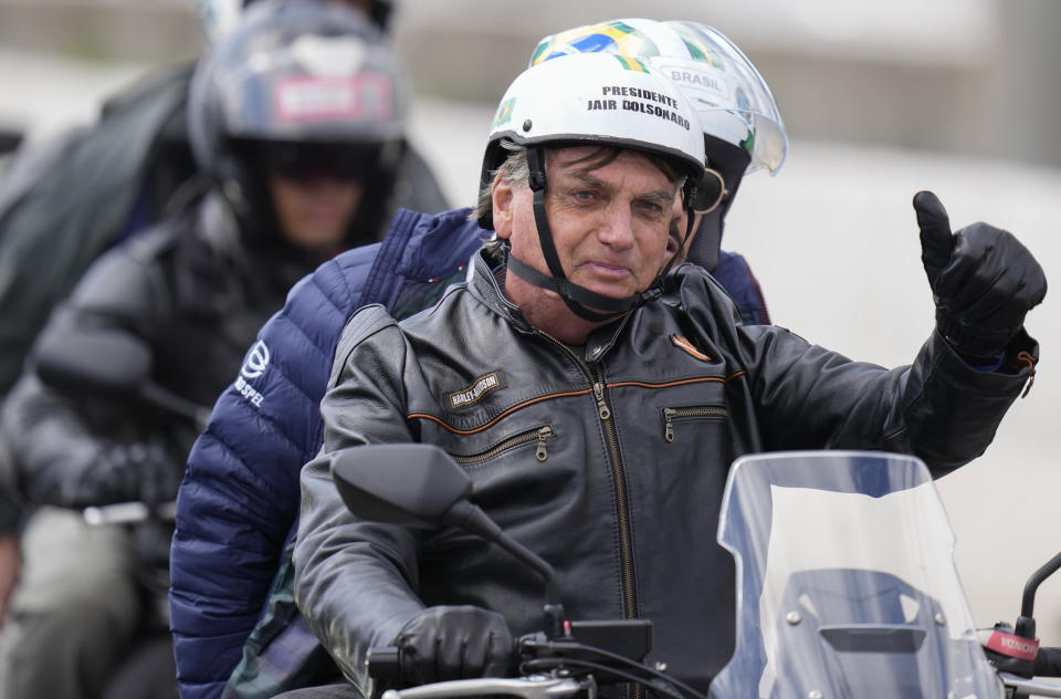 El presidente Jair Bolsonaro encabeza a miles de motociclistas el viernes 15 de abril de 2022 en un intento por incrementar su base de simpatizantes para las elecciones de octubre, ya que marcha rezagado en las primeras encuestas, en Sao Paulo, Brasil. (AP Foto/André Penner)