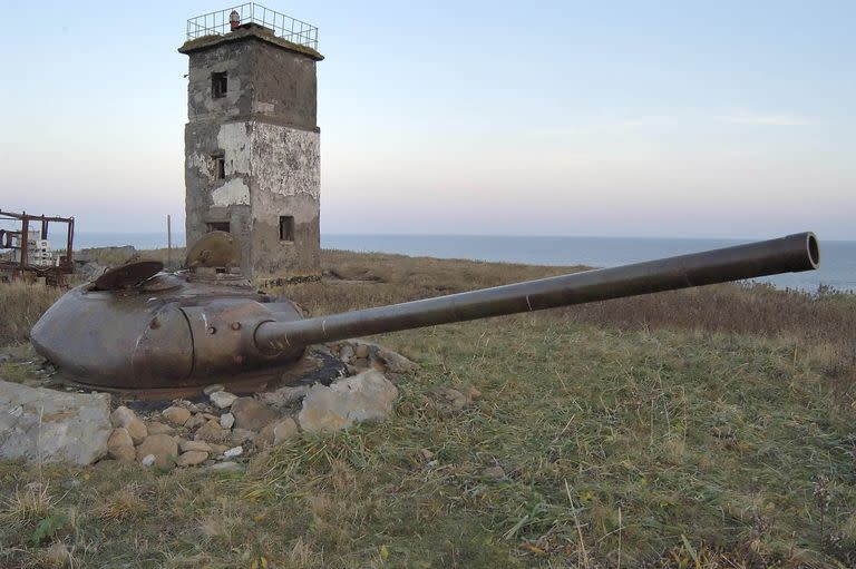 En esta foto de archivo, la torreta de un viejo tanque enterrado como parte de las fortificaciones de guerra frente a un faro cerca de Yuzhno-Kurilsk, en la isla de Kunashiri, una de las cadenas de Kuriles, conocida como los Territorios del Norte en Jap&#xf3;n. Situada en el extremo nordeste de Jap&#xf3;n, la cadena de islas fue capturada por las tropas sovi&#xe9;ticas en los &#xfa;ltimos d&#xed;as de la Segunda Guerra Mundial. (AP Photo, File)