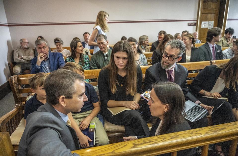 Rikki Held, la principal demandante en el caso de Montana, en el centro sentada, conversa con el equipo legal de Our Children’s Trust antes del inicio del juicio el 12 de junio de 2023. <a href="https://www.gettyimages.com/detail/news-photo/lead-claimant-rikki-held-confers-with-members-of-our-news-photo/1258643945" rel="nofollow noopener" target="_blank" data-ylk="slk:William Campbell / Getty Images;elm:context_link;itc:0;sec:content-canvas" class="link ">William Campbell / Getty Images</a>