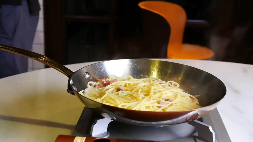 煮麵水是義大利麵鹹味來源，拌入蛋黃醬前要確認好鹹度。