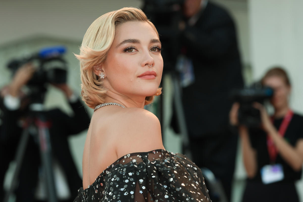 Florence Pugh stuns in see-through Valentino crop top: ‘Trust the button’