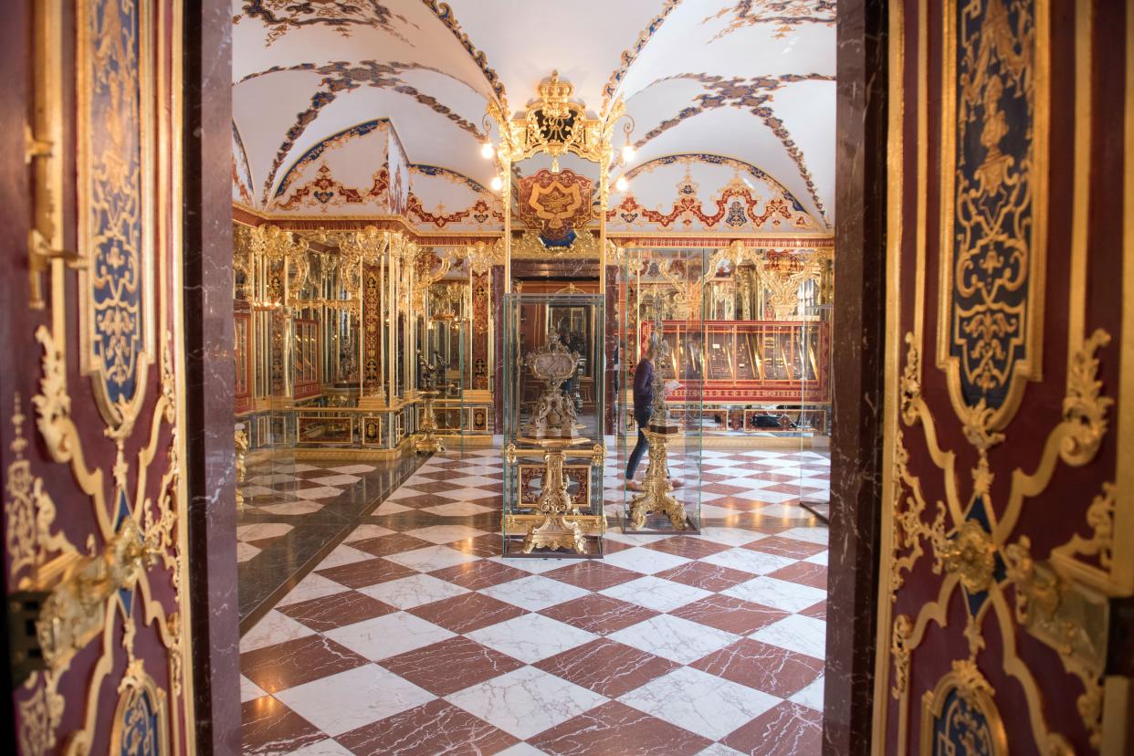 Picture taken on April 9, 2019 shows the Jewel Room (Juwelenzimmer), one of the rooms in the historic Green Vault (Gruenes Gewoelbe) at the Royal Palace in Dresden, eastern Germany. - A state museum in Dresden containing billions of euros worth of baroque treasures has been robbed, police in Germany confirmed on November 25, 2019. The Green Vault at Dresden's Royal Palace, which is home to around 4000 precious objects made of ivory, gold, silver and jewels, was reportedly broken into at 5am on early morning. (Photo by Sebastian Kahnert / dpa / AFP) / Germany OUT (Photo by SEBASTIAN KAHNERT/dpa/AFP via Getty Images)