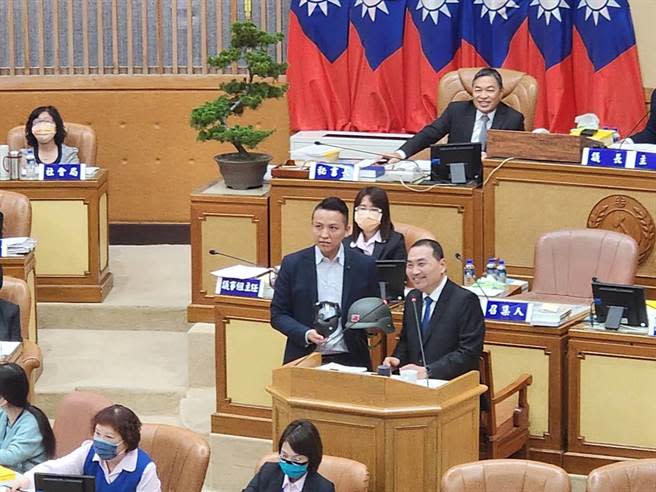 議員陳偉杰送侯友宜頭盔面具護身。（陳偉杰提供）