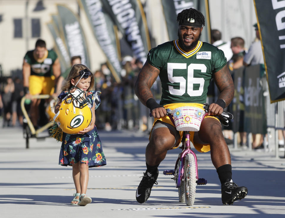 <p>Ungewöhnliche Anreise: Johnathan Calvin von den Green Bay Packers trifft beim Training seines NFL-Teams mit einem Kinderfahrrad ein. (Bild: AP Photo/Morry Gash) </p>