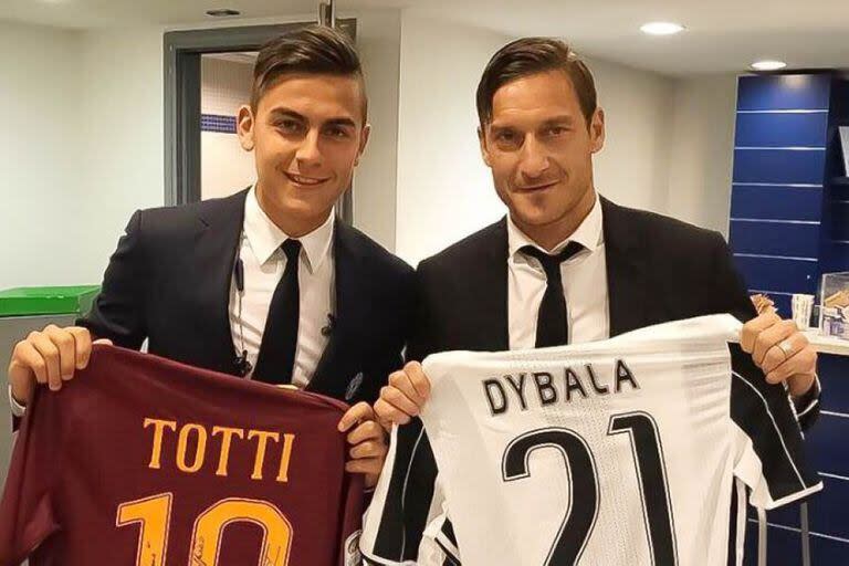 Otros tiempos: Dybala, con la 10 de Roma que usaba Totti, que sostiene la camiseta 21 de la Joya en Juventus