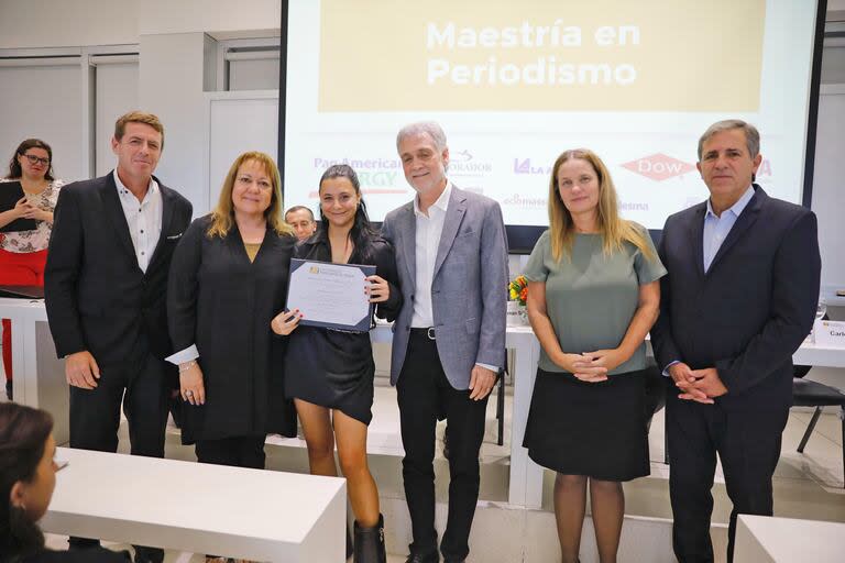 La periodista Guillermina Leudesdorf recibió su diploma de graduada del programa de estudios