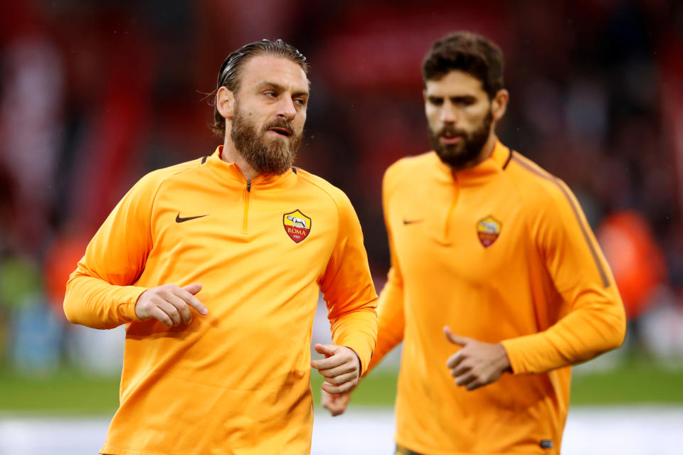 <p>Di Francesco a aligné la même équipe que face au Barça en quarts. Il s’agissait d’un 3-4-2-1 avec Alisson – Fazio, J. Jesus, Manolas – Florenzi, De Rossi, Strootman, Kolarov – Ünder, Nainggolan – Dzeko. Le capitaine des Giallorossi (sortie à la 66′ au profit de Gonalons) veut croire en le match retour. (Photo : Reuters) </p>