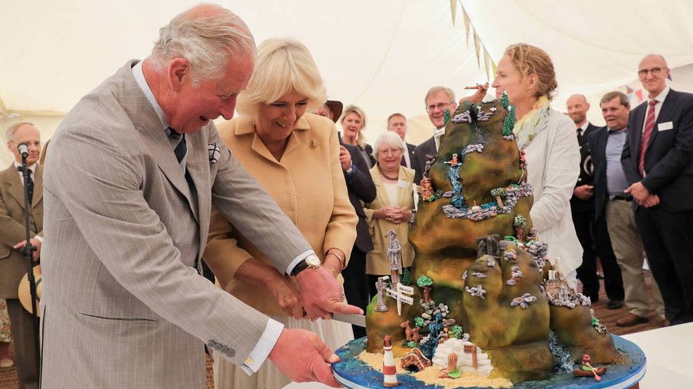 Prinz Charles und Herzogin Camilla schneiden gemeinsam eine riesige Torte an (Bild: imago images / i Images)