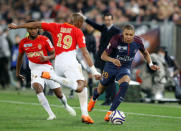 Soccer Football - Coupe de la Ligue Final - Paris St Germain vs AS Monaco - Matmut Atlantique Stadium, Bordeaux, France - March 31, 2018 Paris Saint-Germain's Kylian Mbappe in action with Monaco's Djibril Sidibe REUTERS/Regis Duvignau