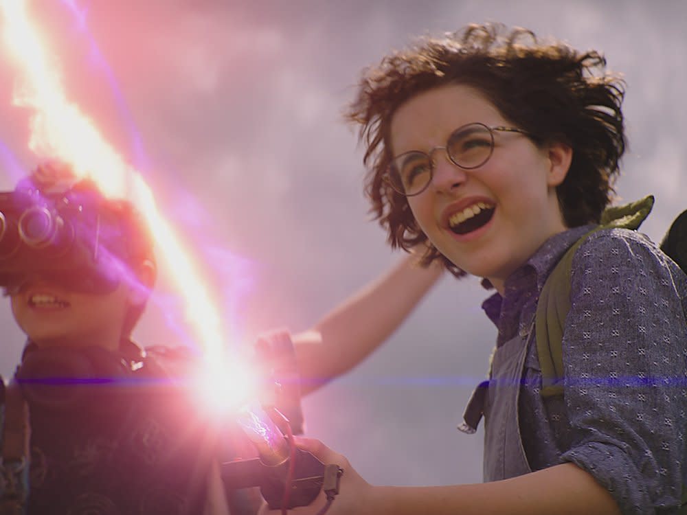 "Ghostbusters: Legacy": Phoebe (Mckenna Grace, r.) tritt in die Fußstapfen ihres Großvaters Egon Spengler. (Bild: ZDF/Courtesy of Sony Pictures)