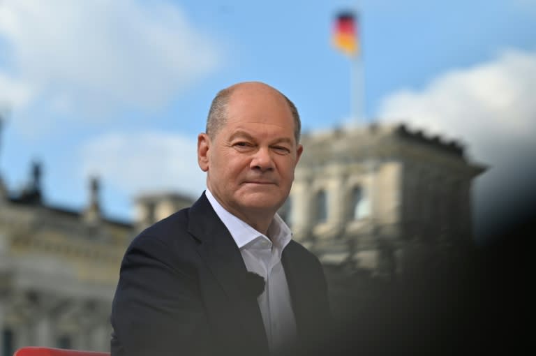 Kanzler Olaf Scholz (SPD) setzt darauf, dass es nach den Landtagswahlen keinen AfD-Ministerpräsidenten gibt. Ein AfD-Regierungschef "wäre sehr bedrückend", sagte er im ARD-Interview. Er ist "zuversichtlich", dass die anderen in der Mehrheit sind. (RALF HIRSCHBERGER)