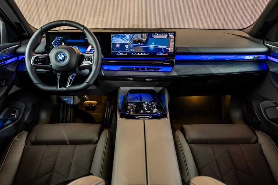 內裝重新詮釋BMW引以為傲的駕駛導向設計，並融入來自新一代7 Series的環繞光幕設計。