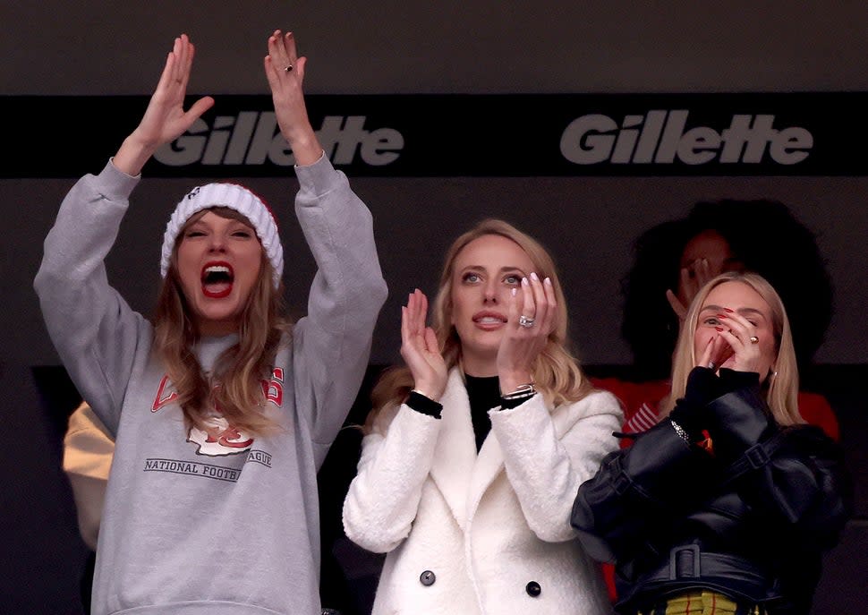 Taylor Swift watches the Chiefs take on the New England Patriots