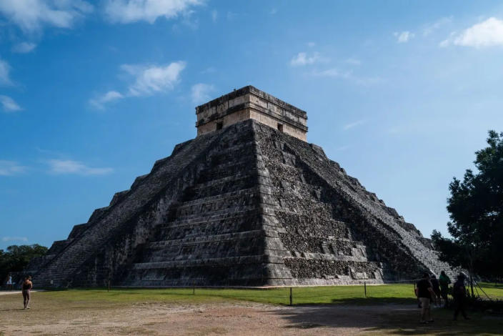 Dic.  Los turistas visitan el Templo de Kukulcán en el sitio arqueológico de Chichén Itzá en Yucatán, México, el 8 de mayo de 2022.