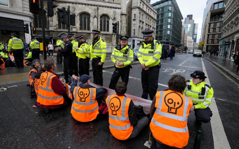 Ακτιβιστές της ομάδας Just Stop Oil μπλοκάρουν έναν δρόμο στο Λονδίνο