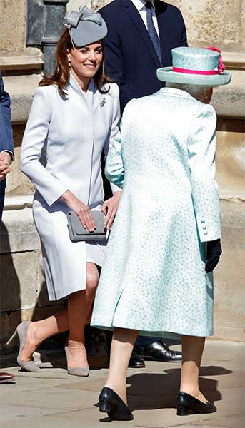 kate-queen-curtsy-easter