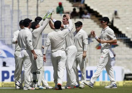 Cricket - India v New Zealand - Second Test cricket match - Eden Gardens, Kolkata, India - 30/09/2016. New Zealand's Matt Henry (3rd R) is congratulated by his teammates after taking the wicket of India's Murali Vijay. REUTERS/Rupak De Chowdhuri