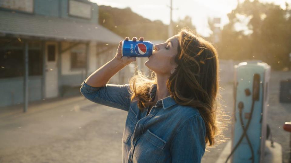 Cindy Crawford stars in new Pepsi Super Bowl spot