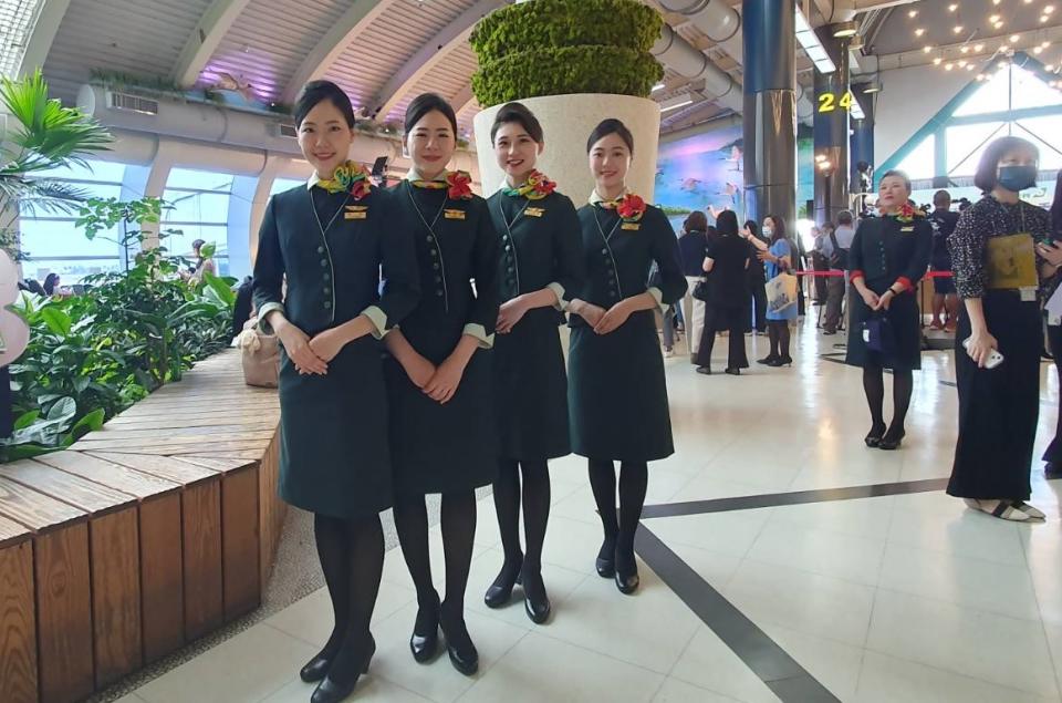 長榮航空高雄-香港首航空姐迎賓。（圖：郭子琳攝）