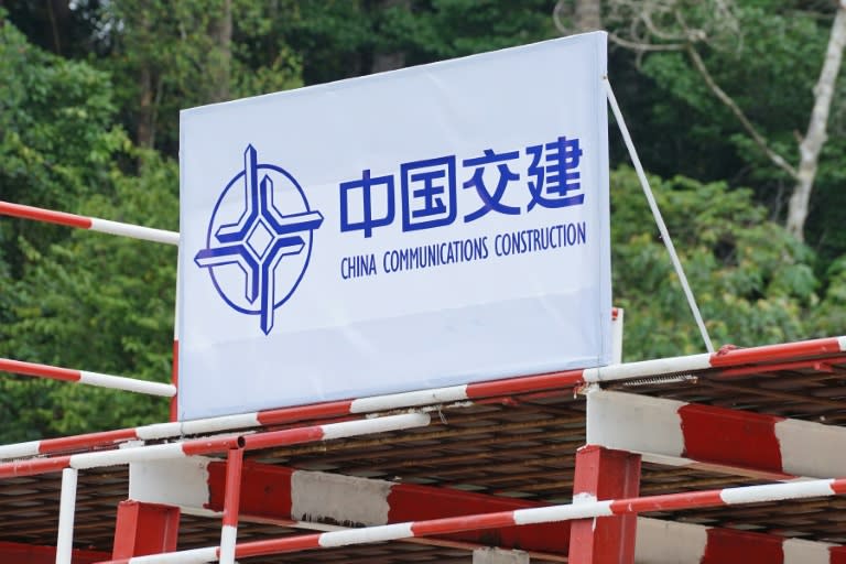 Un cartel de la empresa China Communications Construction Company Limited (CCCC), fotografiado en las obras del proyecto ferroviario del Este en Dungun, Malasia, el 25 de julio de 2019 (Rushdi Samsudin)