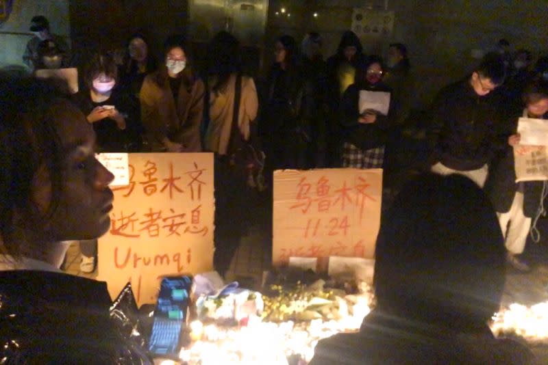▲上海民眾聚集在烏魯木齊中路上，悼念火災罹難者。（圖／美聯社／達志影像）