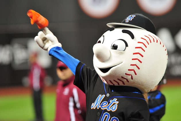 Mr. Met rounding first base : r/NewYorkMets