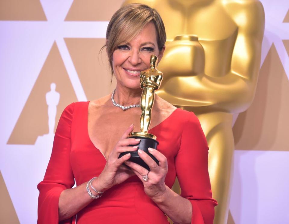 Allison Janney holds up her Oscar during the 90th Academy Awards in Hollywood. (Photo: Frederic J. Brown/AFP/Getty Images)