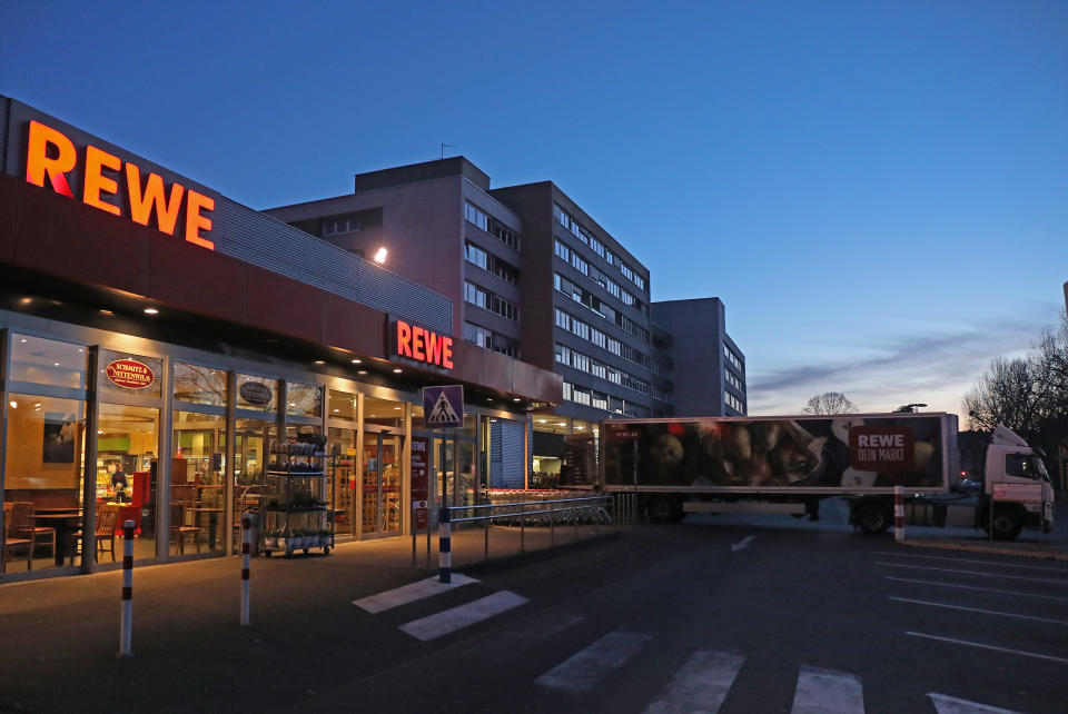 Die Salami gibt es bei Rewe zu kaufen (Bild: Oliver Berg/dpa)