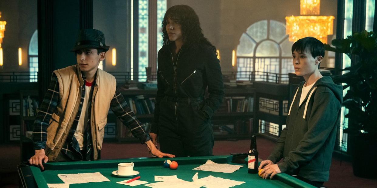 the umbrella academy l to r aidan gallagher as number five, emmy raver lampman as allison hargreeves, elliot page as viktor hargreeves in episode 303 of the umbrella academy cr christos kalohoridisnetflix © 2022