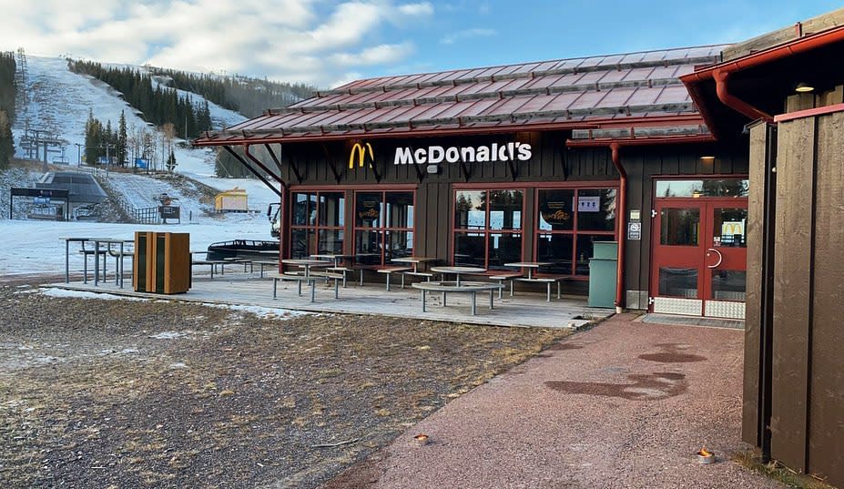 Customers can enjoy their orders in the elements, with the restaurant boasting several outdoor tables. McDonald's Lindvallen