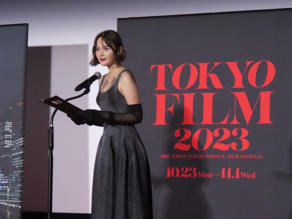 演員玉城蒂娜擔任短片單元的評審之一，今短片評審團主席行定勲因人在韓國，委託她代唸評語。