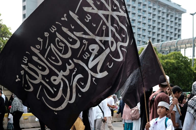 Many of the demonstrators were dressed in white and carryied Islamic flags