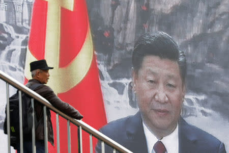 A TV screen shows a live news broadcast of Chinese President Xi Jinping introducing his Politburo Standing Committee after the 19th National Congress of the Communist Party of China, at subway station in Beijing, China October 25, 2017. REUTERS/Tyrone Siu