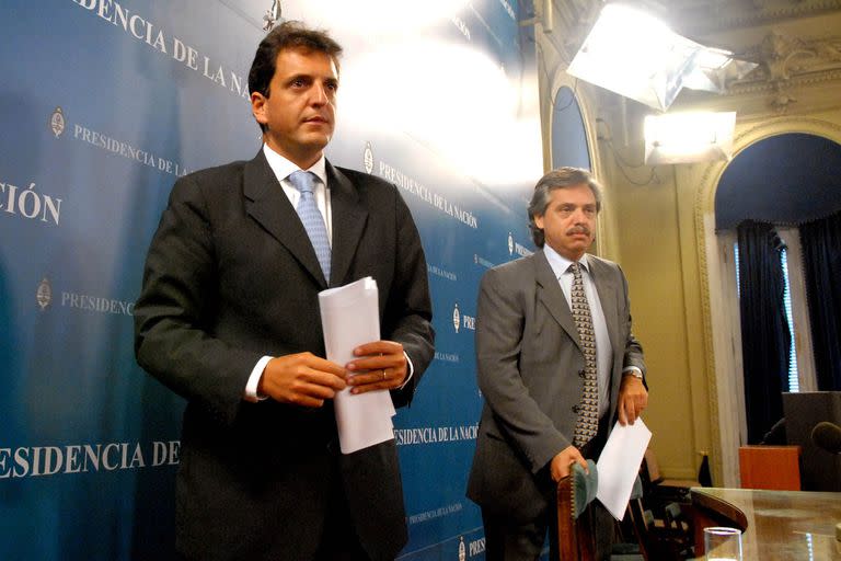 Télam Buenos Aires 24/01/07 El titular de la Administración Nacional de Seguridad Social (ANSeS), Sergio Massa junto al ministro Alberto Fernandez en conferencia de prensa después del anuncio de cambios en el sistema previsional que incluirán la libre opción entre los sistemas de AFJP y reparto, así